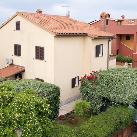 Apartments Mirella Новиград Экстерьер фото
