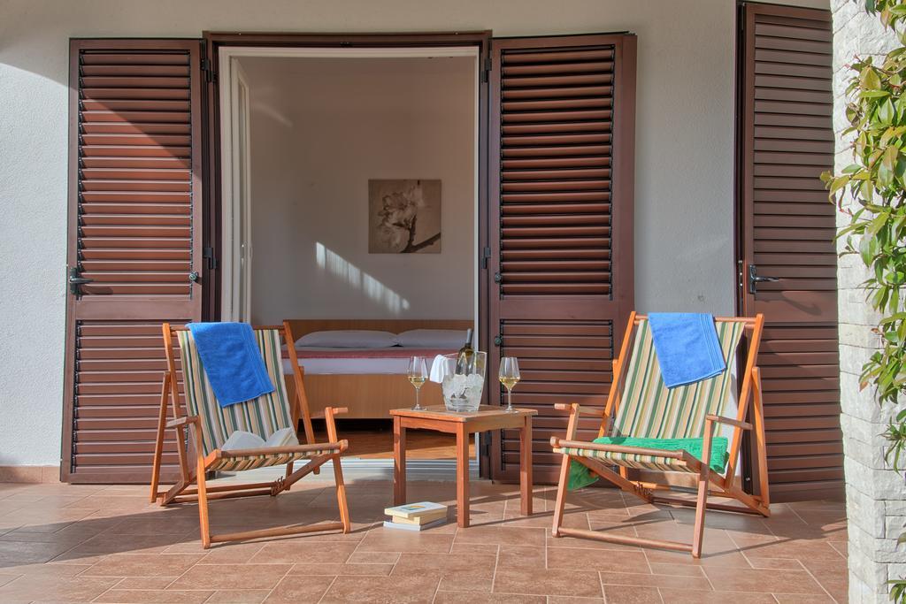 Apartments Mirella Новиград Экстерьер фото
